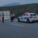 Kamioni me mish del nga rruga në Rrugën e Kombit, shoferi shpëton për mrekulli pas defektit në frenim
