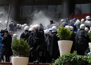 Kaos në Ankara: Policia hedh gaz lotsjellës në selinë e partisë opozitare, kërkon largimin e drejtuesve të shkarkuar