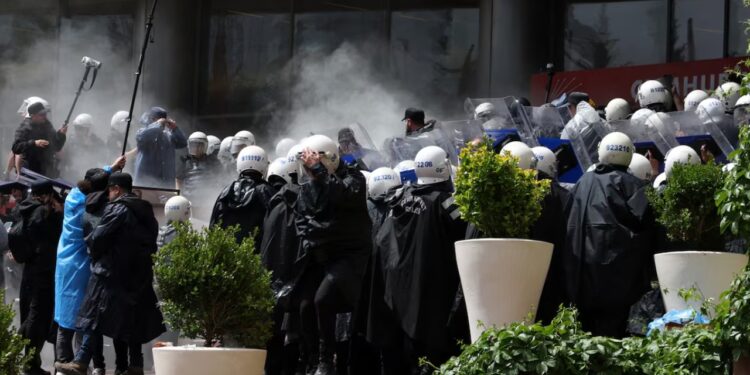 Kaos në Ankara: Policia hedh gaz lotsjellës në selinë e partisë opozitare, kërkon largimin e drejtuesve të shkarkuar