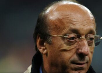 Kaos në funeralin e bashkëshortes së Luciano Moggi: një person godet me grusht priftin që drejtonte ceremoninë mortore