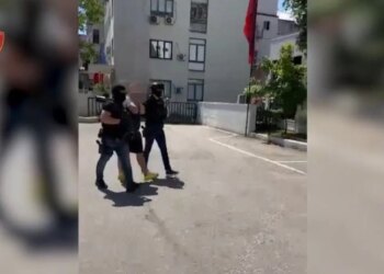 Kapet në kërkim ndërkombëtar anëtari i një organizate kriminale, pritet ekstradimi në Itali