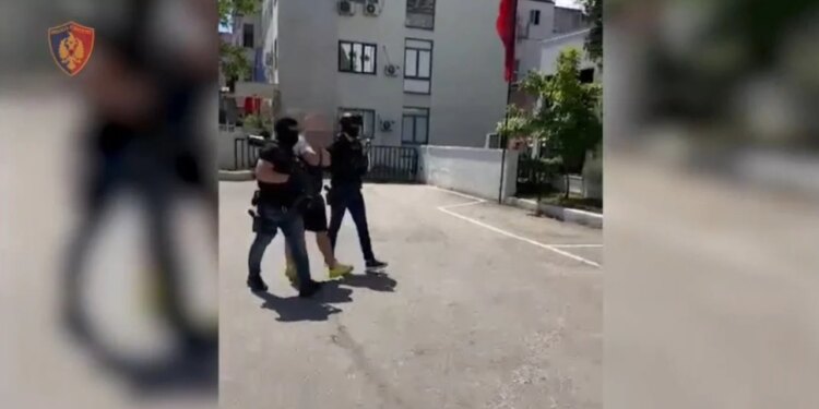 Kapet në kërkim ndërkombëtar anëtari i një organizate kriminale, pritet ekstradimi në Itali