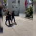 Kapet në kërkim ndërkombëtar anëtari i një organizate kriminale, pritet ekstradimi në Itali