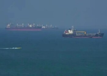 Kemi goditur një shkatërrues amerikan në Hormuz — SHBA: Nuk është prekur asnjë anije e Marinës