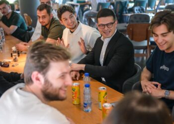 Kërkojnë shqipen në provimet shtetërore, Vengu takon studentët e Tetovës: Brez që di të mbrojë identitetin meriton mbështetje