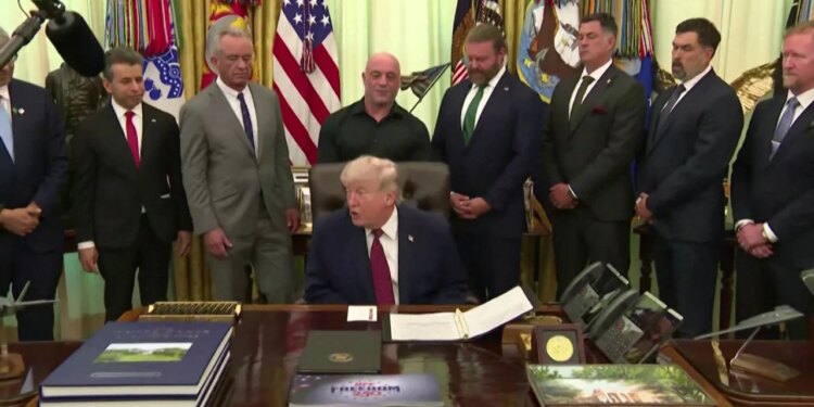 Kjo ju pret nëse nuk pranoni marrëveshjen — Trump mesazh me bomba Iranit, foto AI anijesh në flakë