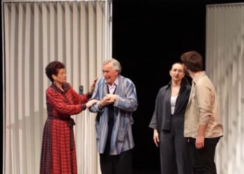 Komedia Plagët premierë në Gjirokastër, në Teatrin Zihni Sako shfaqje për fenomene të familjes shqiptare