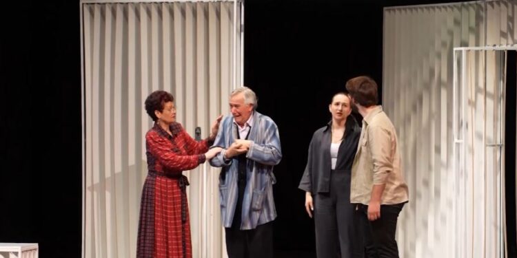 Komedia Plagët premierë në Gjirokastër, në Teatrin Zihni Sako shfaqje për fenomene të familjes shqiptare