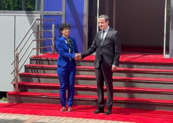 Komisionerja e Zgjerimit Marta Kos viziton zyrtarisht Kosovën, pritet nga kryeministri Kurti dhe presidentja në detyrë Haxhiu
