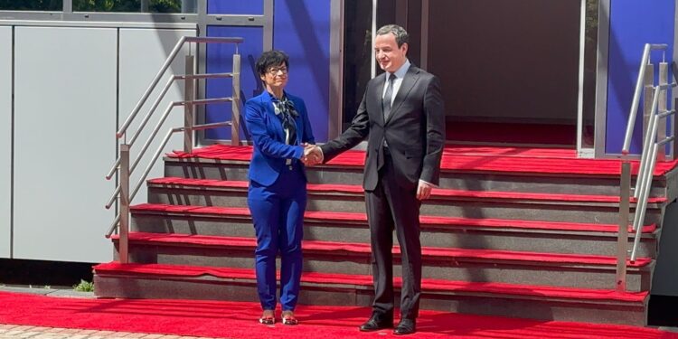 Komisionerja e Zgjerimit Marta Kos viziton zyrtarisht Kosovën, pritet nga kryeministri Kurti dhe presidentja në detyrë Haxhiu