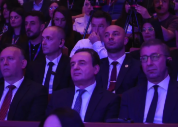 Kongresi VLEN, Kurti në krah Mickoskit, për herë parë harrohet himni shqiptar, reagime ashpra në RMV dhe Kosovë