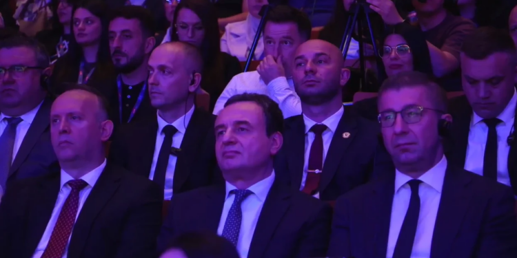 Kongresi VLEN, Kurti në krah Mickoskit, për herë parë harrohet himni shqiptar, reagime ashpra në RMV dhe Kosovë