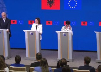 Kos: Do t’i ngjitem Korabit së bashku me kryeministrin; Rama batuta me komisioneren: Mund t’i ngjitemi Kullës Eiffel