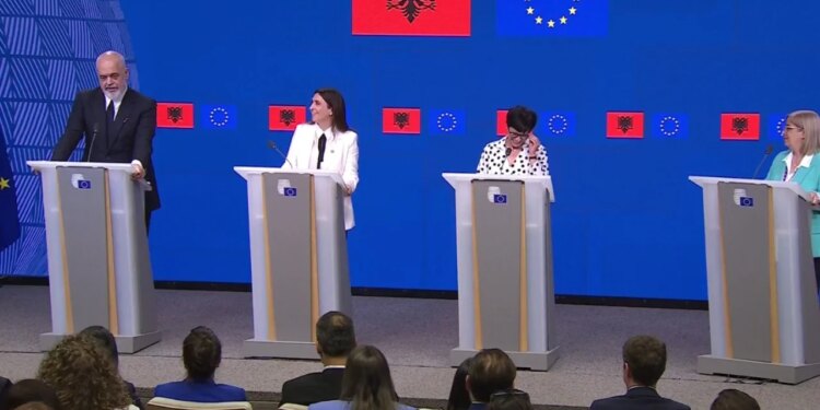 Kos: Do t’i ngjitem Korabit së bashku me kryeministrin; Rama batuta me komisioneren: Mund t’i ngjitemi Kullës Eiffel