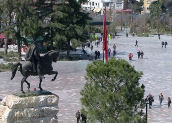 Kreditë rëndojnë familjet, dobësojnë aftësinë paguese dhe rrisin peshën e huave mbi buxhetet familjare