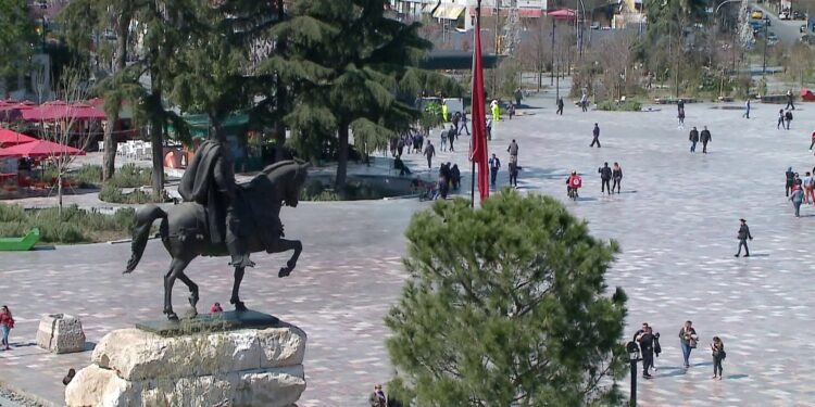 Kreditë rëndojnë familjet, dobësojnë aftësinë paguese dhe rrisin peshën e huave mbi buxhetet familjare