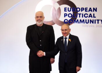 Kryeministri Rama mbërrin në Armeni për Samitin e 8-të të Komunitetit Politik Europian, pritet nga homologu Pashinyan