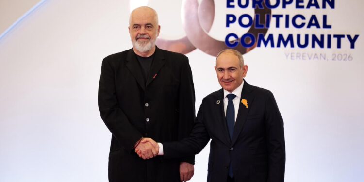 Kryeministri Rama mbërrin në Armeni për Samitin e 8-të të Komunitetit Politik Europian, pritet nga homologu Pashinyan