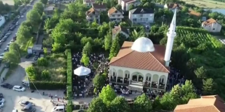 Kurban Bajrami kremtohet në Korçë dhe Pogradec me lutje dhe mesazhe për familjen dhe besimin