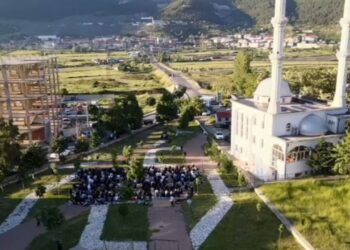 Kurban Bajrami në Bulqizë: besimtarët falin namazin para xhamisë së qytetit