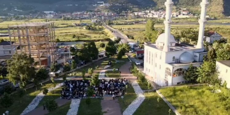 Kurban Bajrami në Bulqizë: besimtarët falin namazin para xhamisë së qytetit