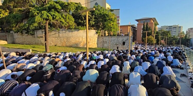 Kurban Bajrami në Shqipëri: festë dhe lutje që bashkon besimtarët myslimanë në të gjitha qytetet