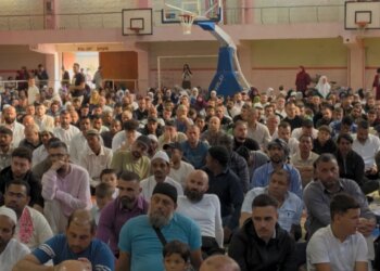 Kurban Bajrami në Vlorë, qindra qytetarë mblidhen në pallatin e sportit Flamurtari për të falur namazin