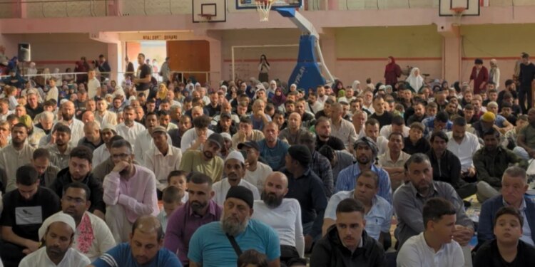 Kurban Bajrami në Vlorë, qindra qytetarë mblidhen në pallatin e sportit Flamurtari për të falur namazin