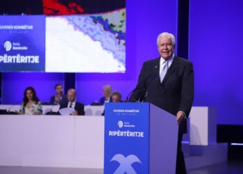 Kuvendi Kombëtar PD, ish-kongresmeni republikan McEwen: Siç tha Sali Berisha, e rrëzuam tiraninë dhe do ta rrëzojmë përsëri