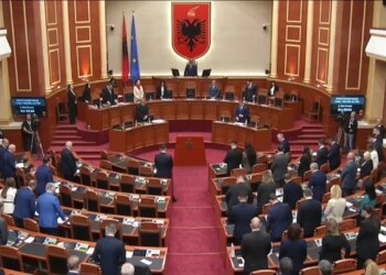 Kuvendi nderon jetën dhe veprën e ish-kryetarit Servet Pëllumbi, mban 1 minutë heshtje
