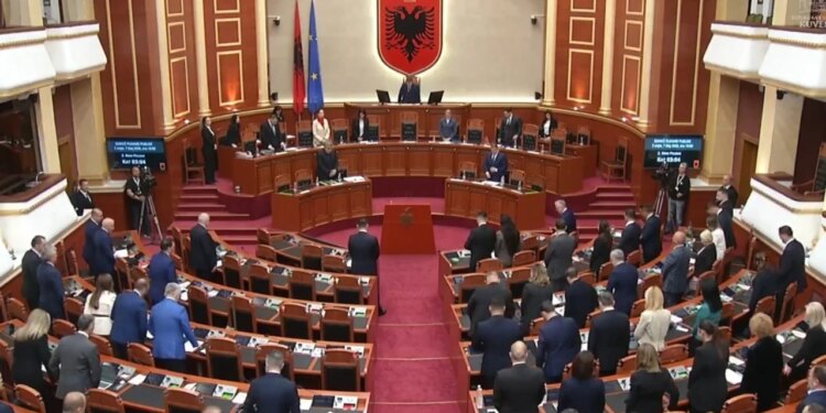 Kuvendi nderon jetën dhe veprën e ish-kryetarit Servet Pëllumbi, mban 1 minutë heshtje