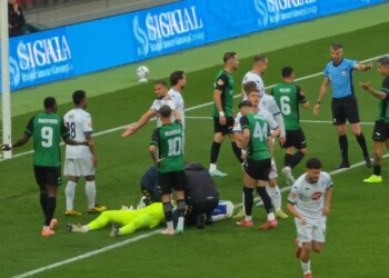 :LIVE Dinamo-Egnatia/ Dëmtohet rëndë portieri i Nëndetëses, rrogozhinasit ngelin me 10 lojtarë