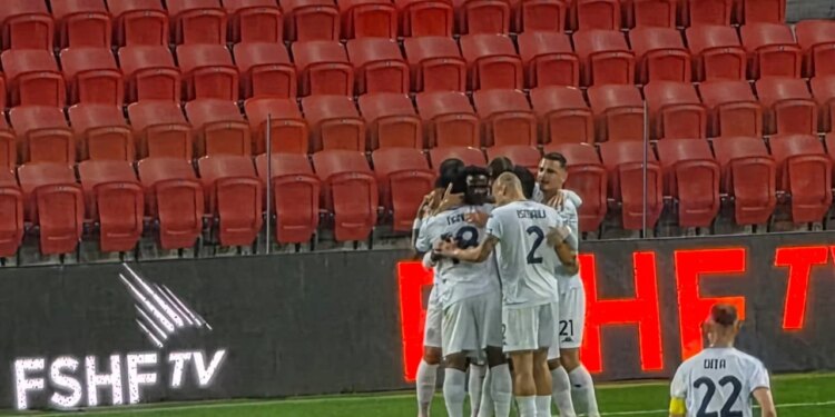LIVE Dinamo-Egnatia/ Shpërthen festa dinamovite, Nëndetësja kalon në avantazh me epërsi numerike