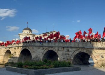 LIVE/ UÇK, UÇK, UÇK — Studentët shqiptarë në RMV protestojnë në shesh për gjuhën shqipe, kërkojnë dorëheqjen e kryeministrit