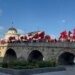 LIVE/ UÇK, UÇK, UÇK — Studentët shqiptarë në RMV protestojnë në shesh për gjuhën shqipe, kërkojnë dorëheqjen e kryeministrit