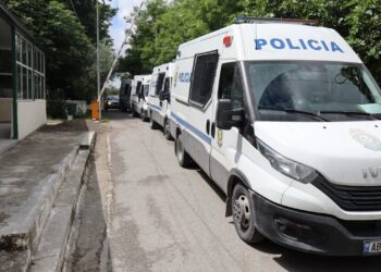 Lejuan ndërtimin e tre kateve pa leje në hotel; efektivët arrestuar mbahen në qeli, pronari ende në burg