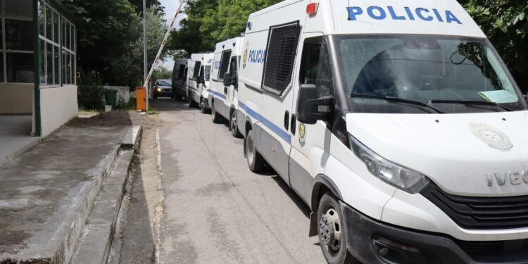 Lejuan ndërtimin e tre kateve pa leje në hotel; efektivët arrestuar mbahen në qeli, pronari ende në burg