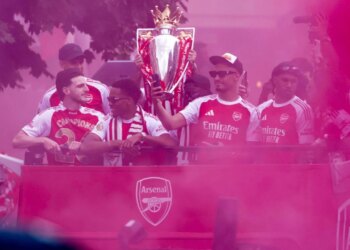 Lot dhe shampanjë: Arsenali në rrugë 24 orë pas dështimit në Champions, si festohet titulli pas 22 vjetësh