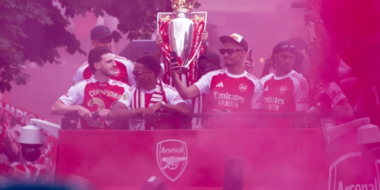 Lot dhe shampanjë: Arsenali në rrugë 24 orë pas dështimit në Champions, si festohet titulli pas 22 vjetësh