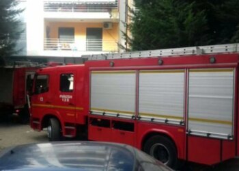 Makina e parkuar në oborrin e shtëpisë merr flakë në Lezhë