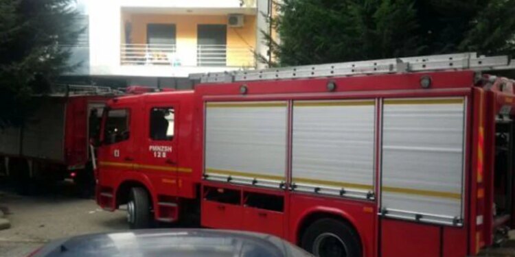 Makina e parkuar në oborrin e shtëpisë merr flakë në Lezhë