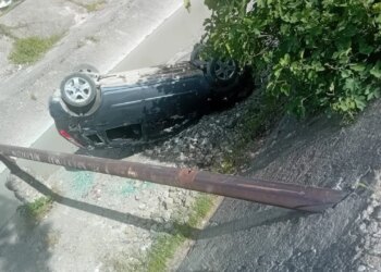Makina humb kontrollin në Elbasan dhe përfundon në kanal