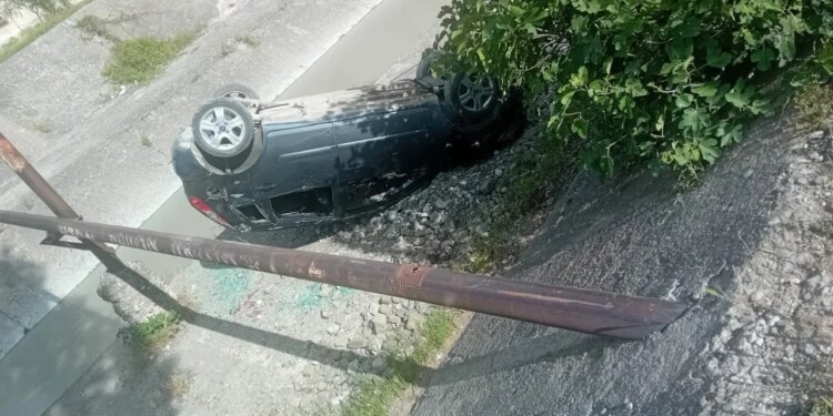 Makina humb kontrollin në Elbasan dhe përfundon në kanal