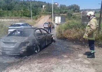 Makina shkrumbohet në Fier, dyshohet se shkak ishte një shkëndijë elektrike