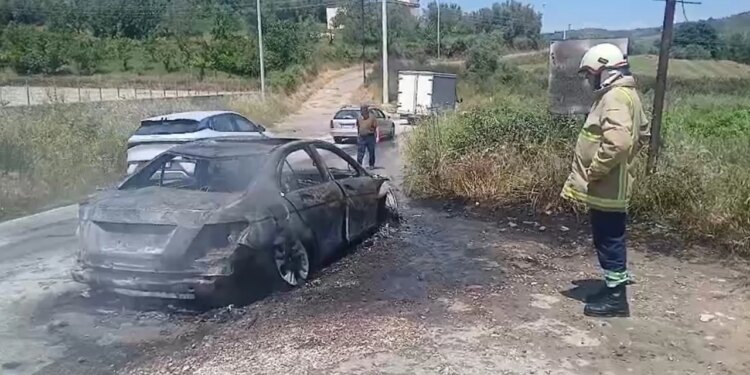 Makina shkrumbohet në Fier, dyshohet se shkak ishte një shkëndijë elektrike