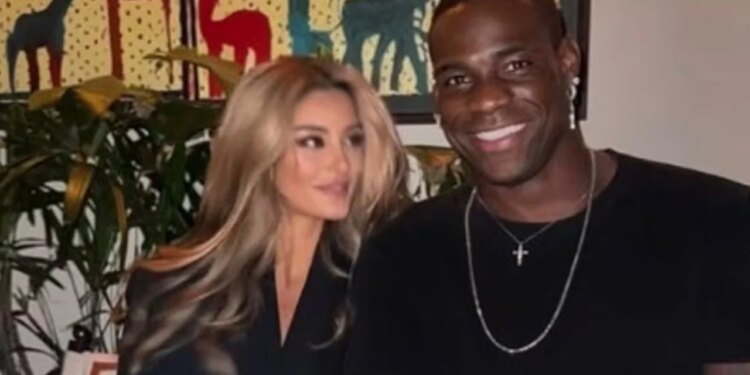 Mario Balotelli sërish buzëqesh, sulmuesi italian tregon partneren e tij të re