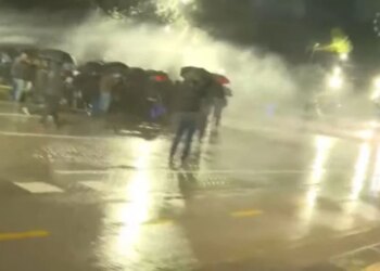 Marshimi drejt Ministrisë së Brendshme: Protestuesit e PD-së hedhin molotovë, policia i shpërndan ujë