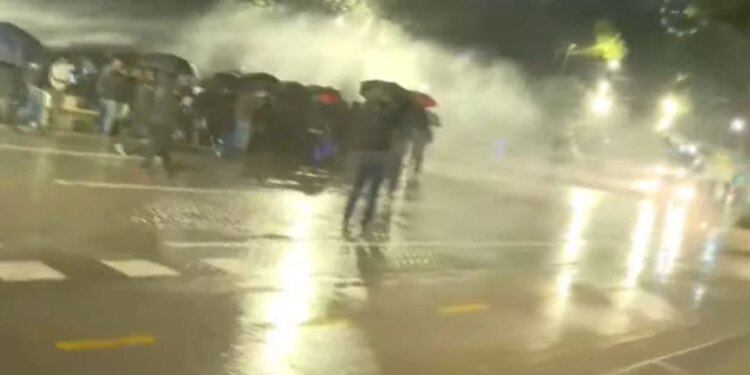 Marshimi drejt Ministrisë së Brendshme: Protestuesit e PD-së hedhin molotovë, policia i shpërndan ujë