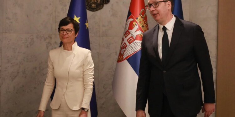 Marta Kos drejt vizitës në Kosovë; Vuçiç sulmon: Nuk kontaktoj të huajt që i dëshirojnë të keqen Serbisë