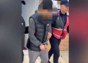 Mashtruan qytetarët shqiptarë dhe u vodhën llogaritë bankare; policia arreston 25-vjeçarin, bashkëpunëtori në kërkim